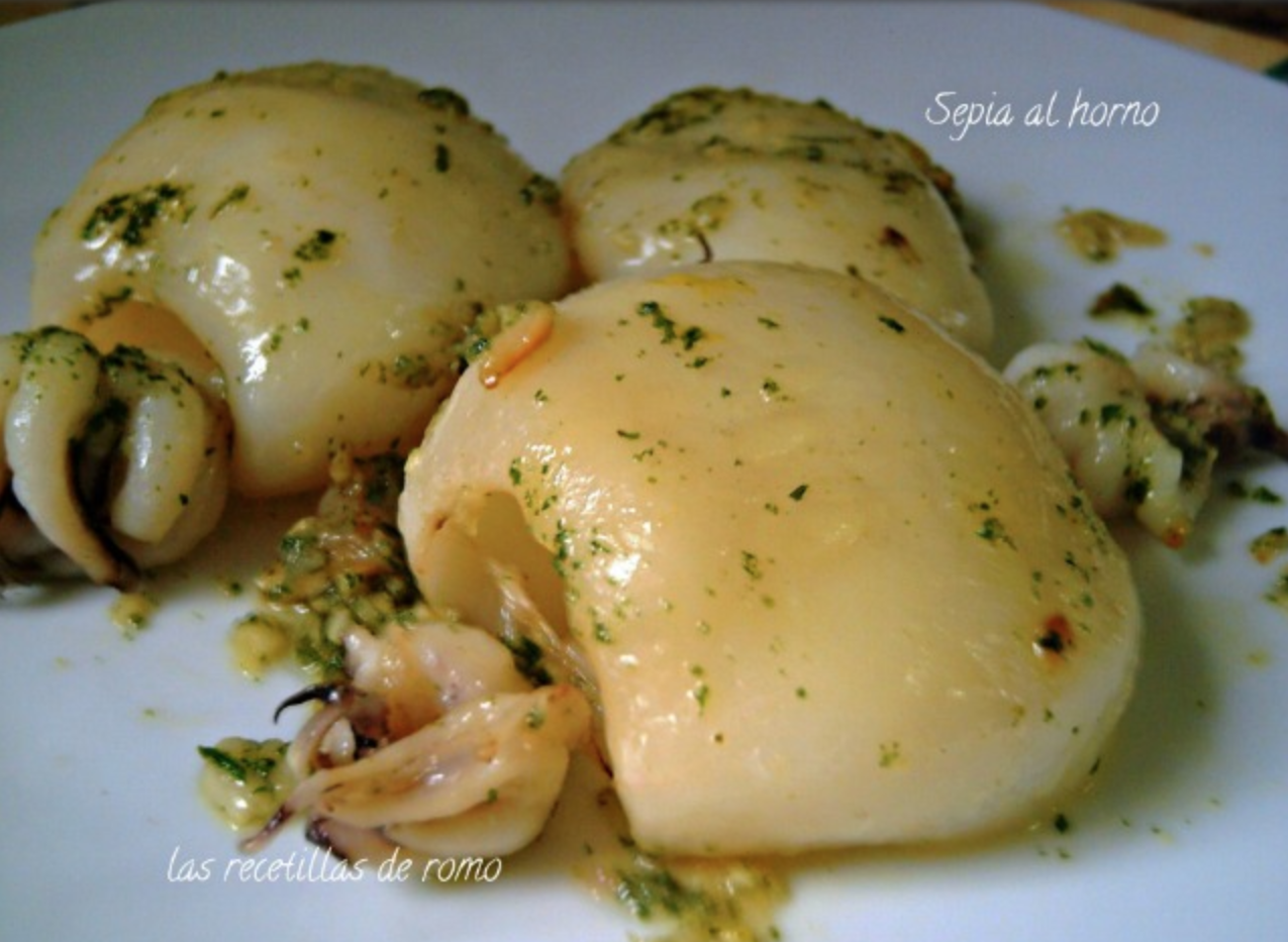 Ensalada de pepino, tomate y menta con sepia al horno.